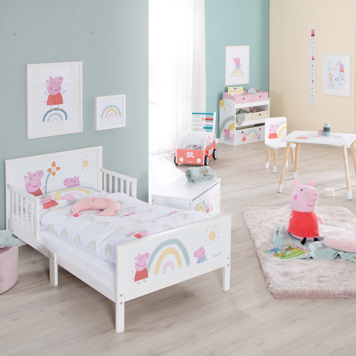 Peppa Pig Kollektion: Spielwaren und Babyzubehör im beliebten Zeichentrickdesign. Entdecken Sie bei roba eine Auswahl an niedlichen Produkten für Kinder