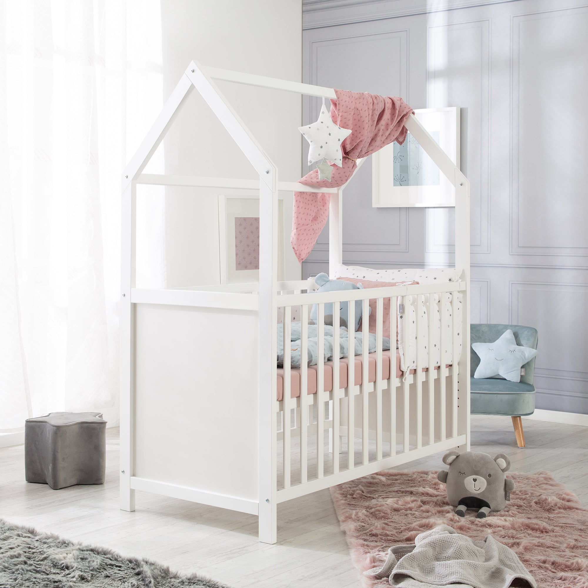 Gitterbett für Babys in weiß mit Himmel, kuschliger Bettwäsche und Dekokissen