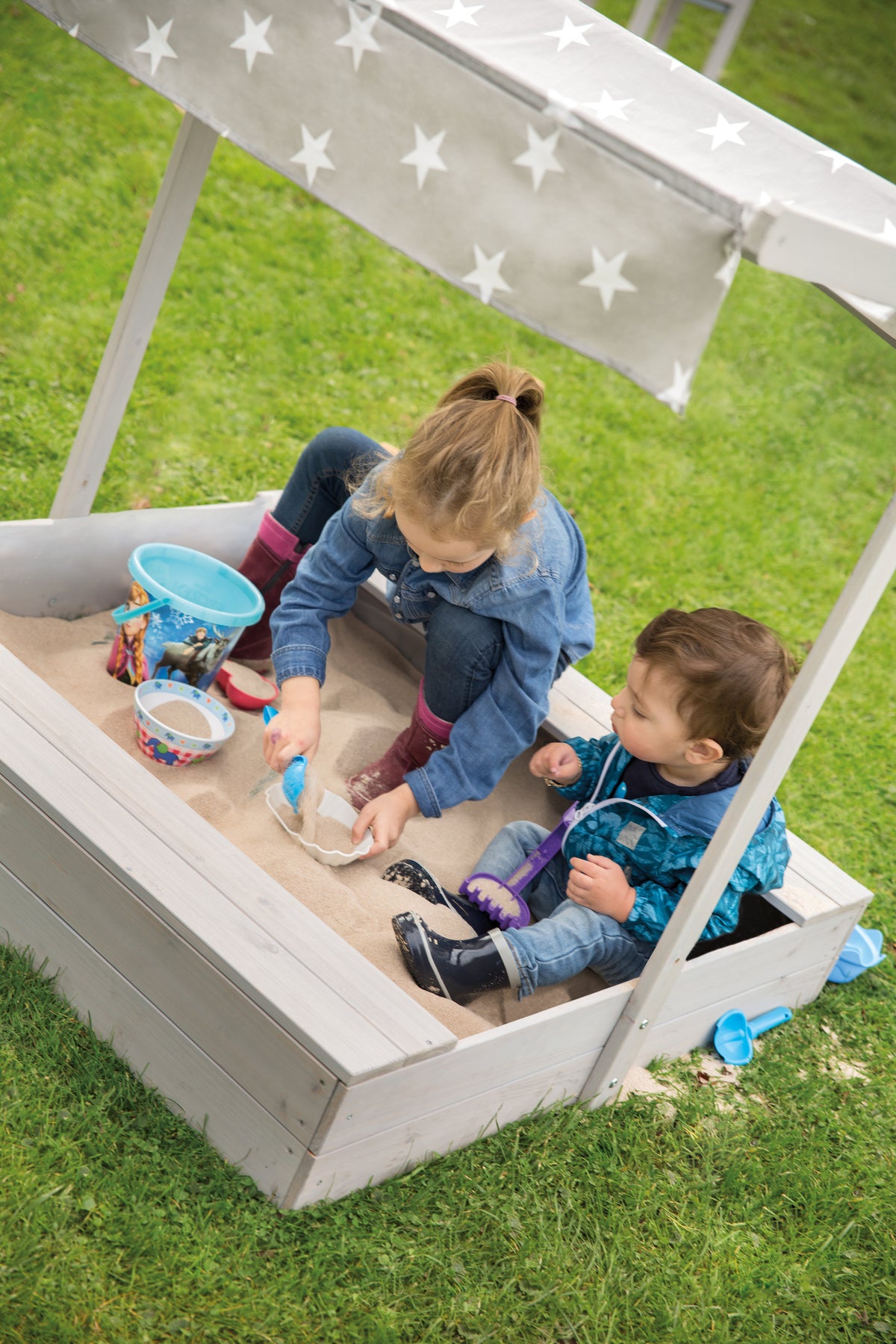Sandkasten für den Garten zum Spielen 