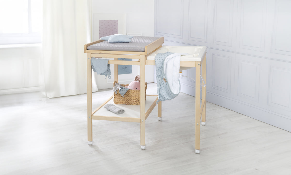 Vorschaubild Kollektion Wickeln & Baden - Bade-Wickel-Kombination aus Holz natur mit grauen & hellblauen Textilien der Serien roba Style & Lil Planet als Dekoration