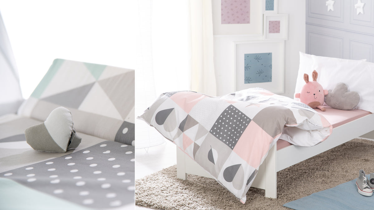 Vorschaubild Textilkollektion Happy Patch mit Milieubild von Bettwäsche in Rosa, Hellgrau und Weiß auf Kinderbett