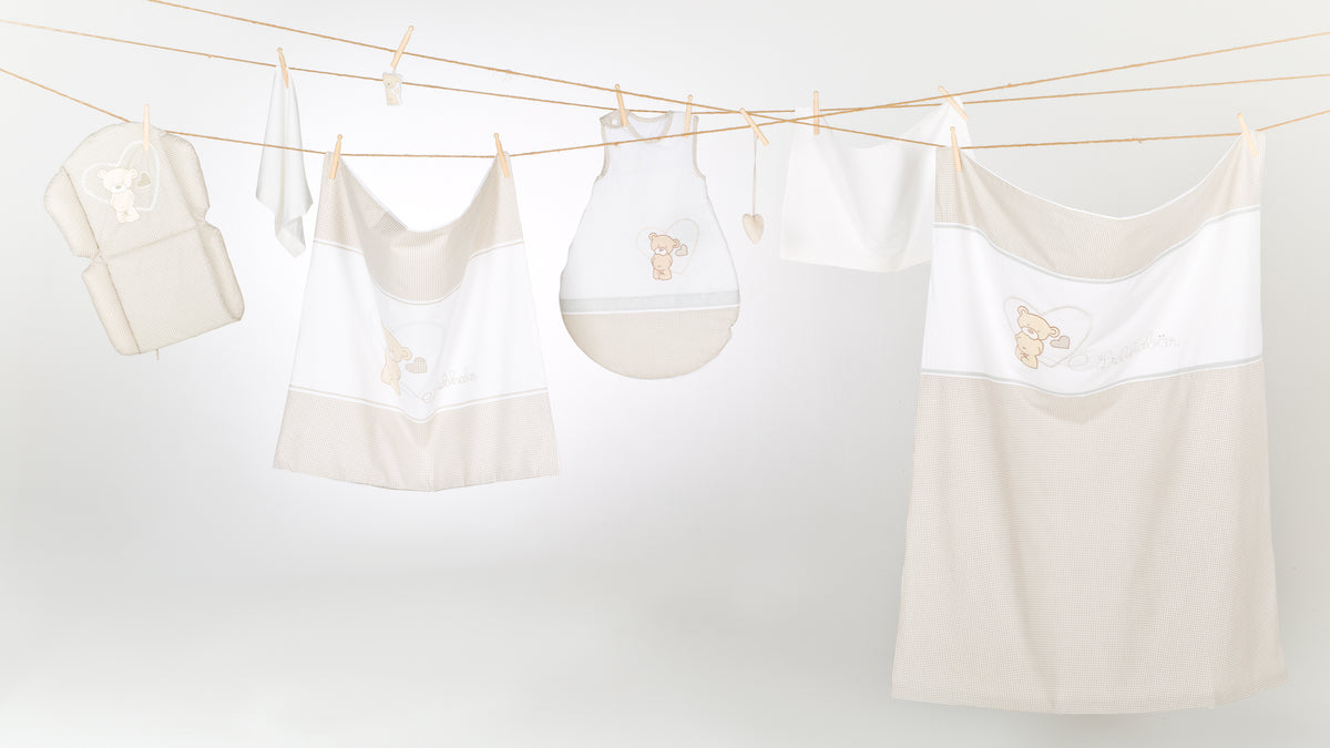Vorschaubild Kollektion Liebhabär - Wäscheleine mit Hochstuhlkissen, Bettwäsche, Schlafsack in Beige / Weiß mit Bären-Print