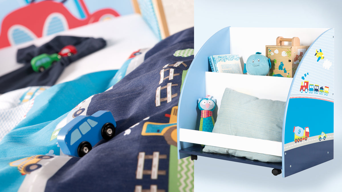 Vorschaubild Kollektion Rennfahrer - Detailaufnahme Spielregal und Bettwäsche in Blau / Weiß mit Rennfahrermotiv