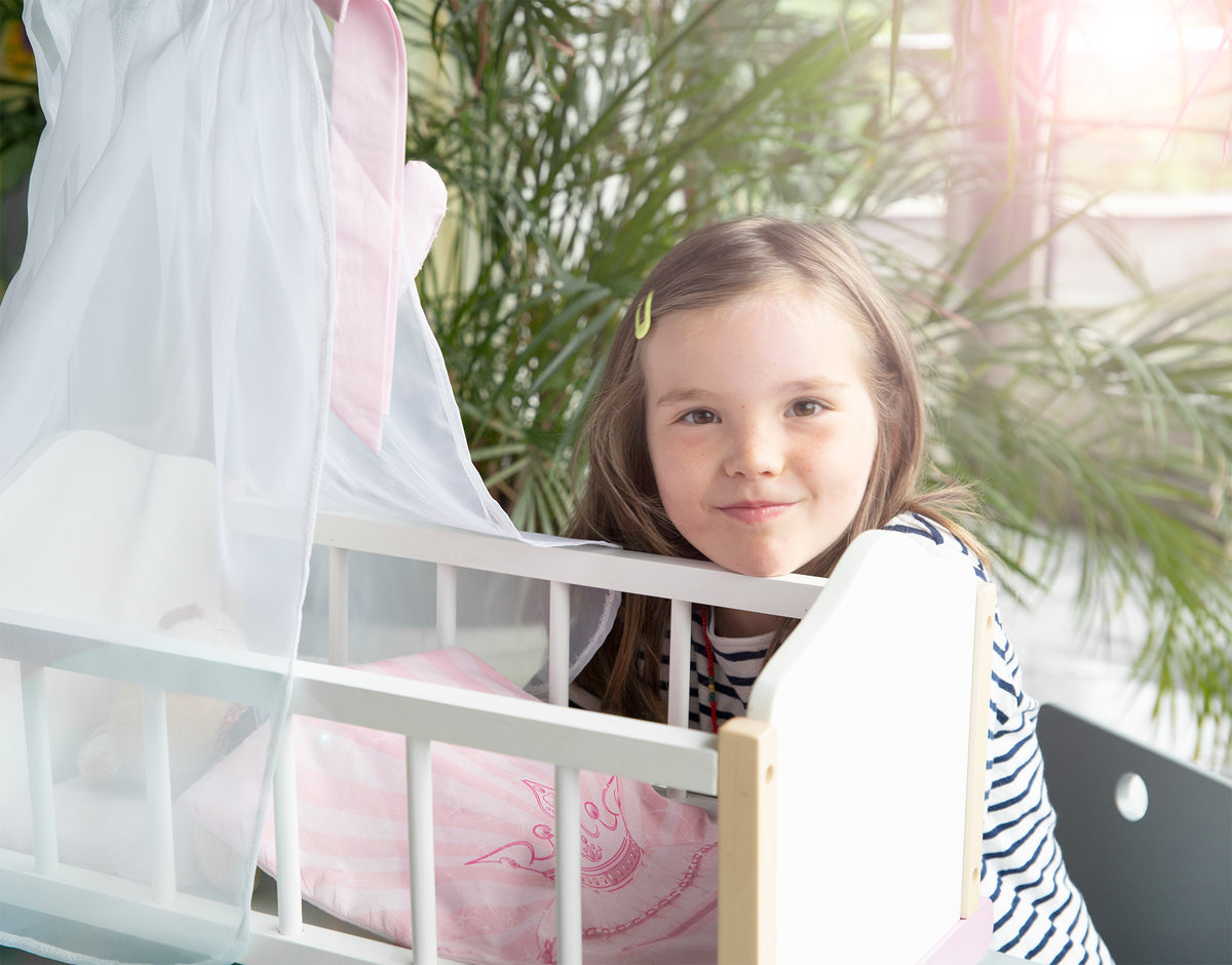 Vorschaubild Puppenmöbel-Kollektion Scarlett mit Kind und Puppenwiege in Weiß & Rosa mit Betthimmel