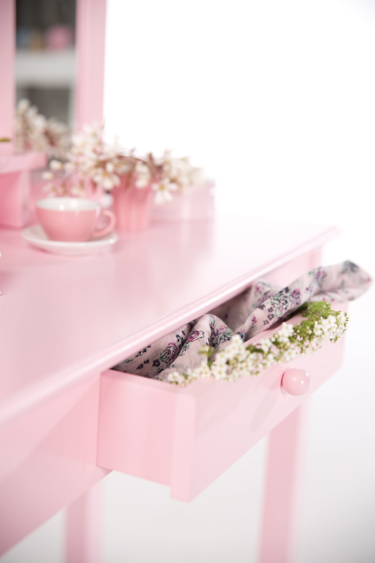 Schminktisch mit Spiegel in der Farbe rosa