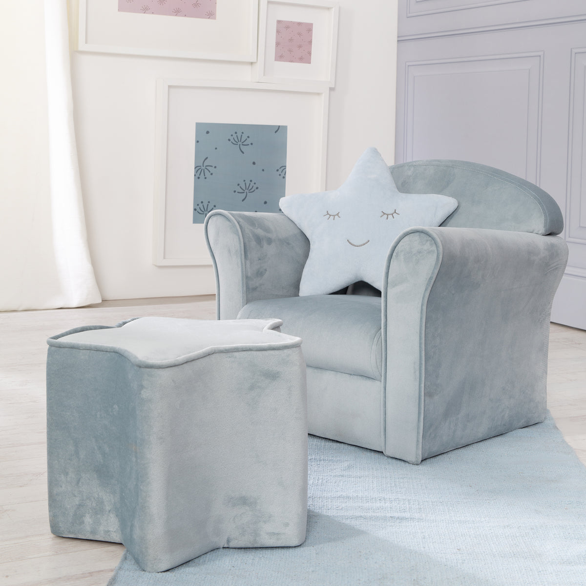 Kindersessel in Samtbezug erhältlich in den Farben hellblau und rosa mit Kind und Plüschtier 