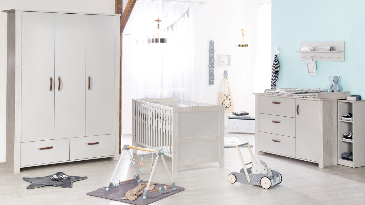 Vorschaubild Möbelkollektion Mila in Hellgrau / Weiß gekalkte Eiche mit Kunstledergriffen - Kinderzimmerset 3-teilig im Milieu mit Babybett, Wickelkommode und Kleiderschrank