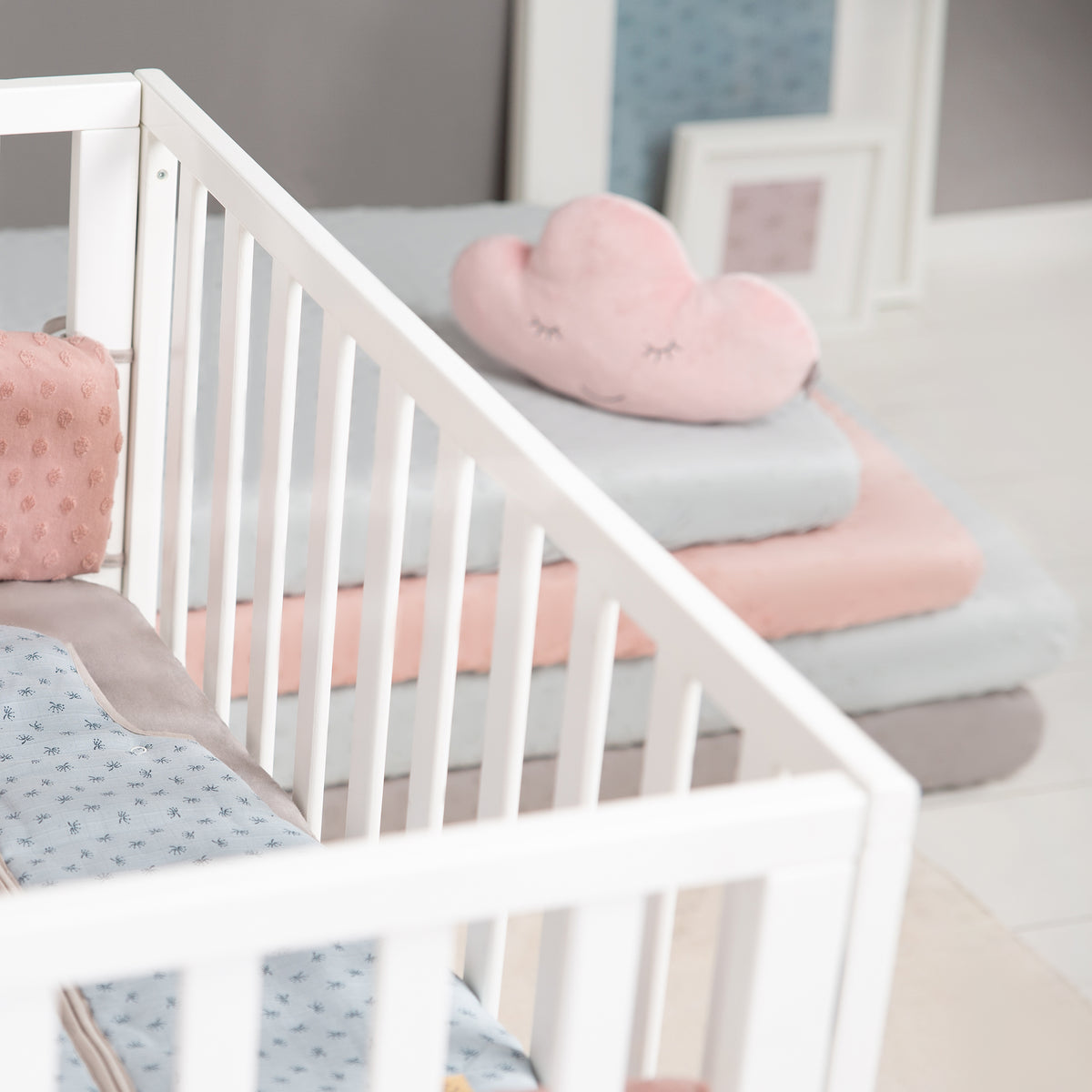 Bettlaken für Babybetten in drei verschiedenen Farben: hellblau, grau und rosa