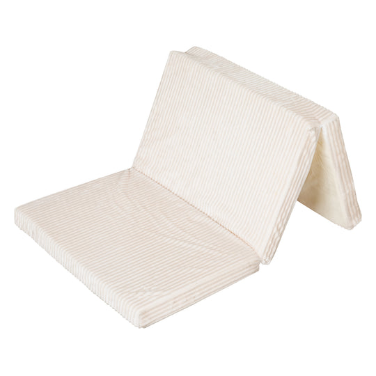 Freisteller der Reisebettmatratze in Beige mit Cord-Bezug, halb aufgestellt und aufgeklappt in Buchform, vor weißem Hintergrund.