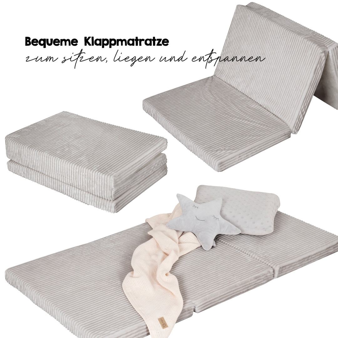 Reisebettmatratze in Grau zusammengefaltet, aufgeklappt und ausgelegt, Schriftzug 'Bequeme Klappmatratze zum Sitzen, Liegen und Entspannen'.