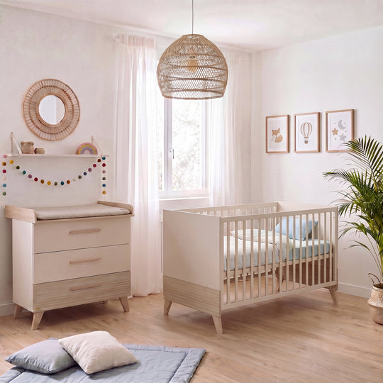 Babyzimmer-Set 'Sidney' 2-teilig komplett eingerichtet mit Wickelkommode, Babybett, Rattan-Hängelampe und Bilderrahmen