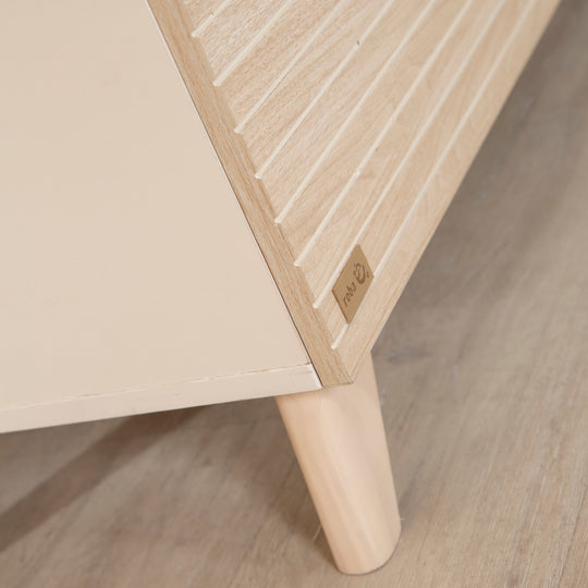 Detailaufnahme des gerillten Eichendekors und des gedrechselten Holzfußes am Möbel-Set 'Sidney'