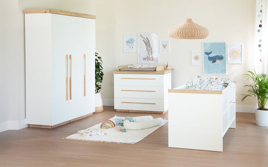 Chambre d'enfant set 'Lumo' 3pièces - Lit combiné + commode à langer + armoire - Blanc / artisan chêne – Photo d'ambiance (2/25)
