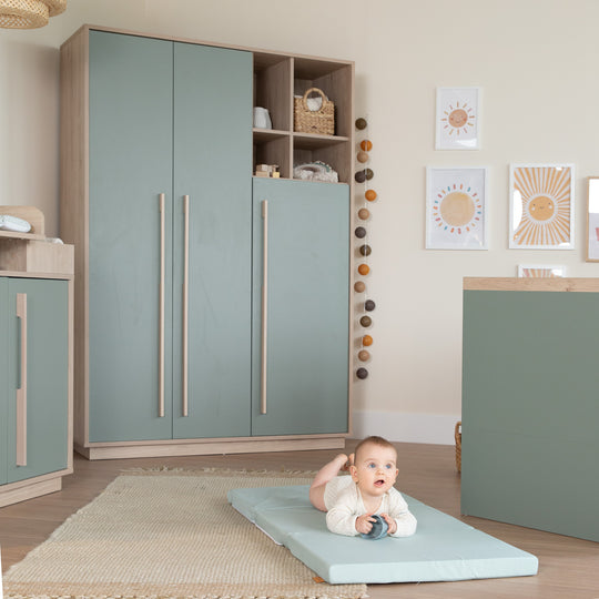 Cameretta neonati 'Selva' 3pezzi - Aperto scomparti & soft-close - Reed green / virginia chestnut – Foto d'ambiente (10/29)