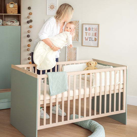Cameretta neonati 'Selva' 3pezzi - Aperto scomparti & soft-close - Reed green / virginia chestnut – Foto d'ambiente (24/29)