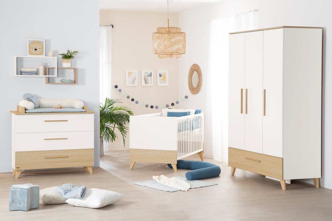 Babyzimmerset 'Theo' 3-teilig - Bett 70x140 + Wickelkommode + Kleiderschrank - Weiß / Eiche – Milieubild (1/47)