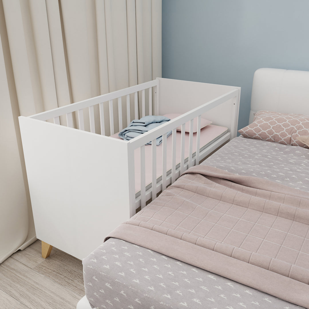 Cameretta neonati leon 3pezzi - Lettino da co-sleeping 60x120 + cassettiera + armadio 2,5ante - Bianco / othello rovere – Foto d'ambiente (5/26)