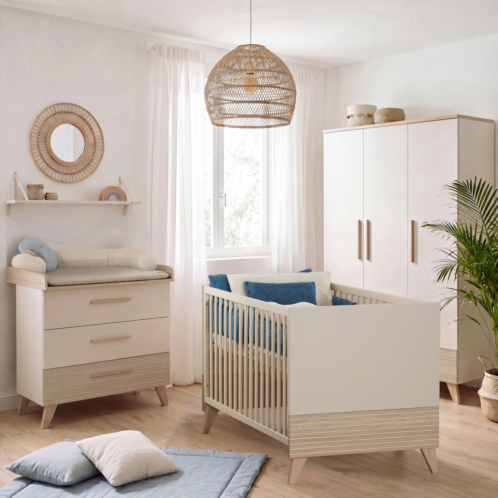 Babyzimmer-Set 'Sidney' komplett eingerichtet: Wickelkommode, Babybett und Kleiderschrank, mit Rattan-Hängelampe und Pflanze