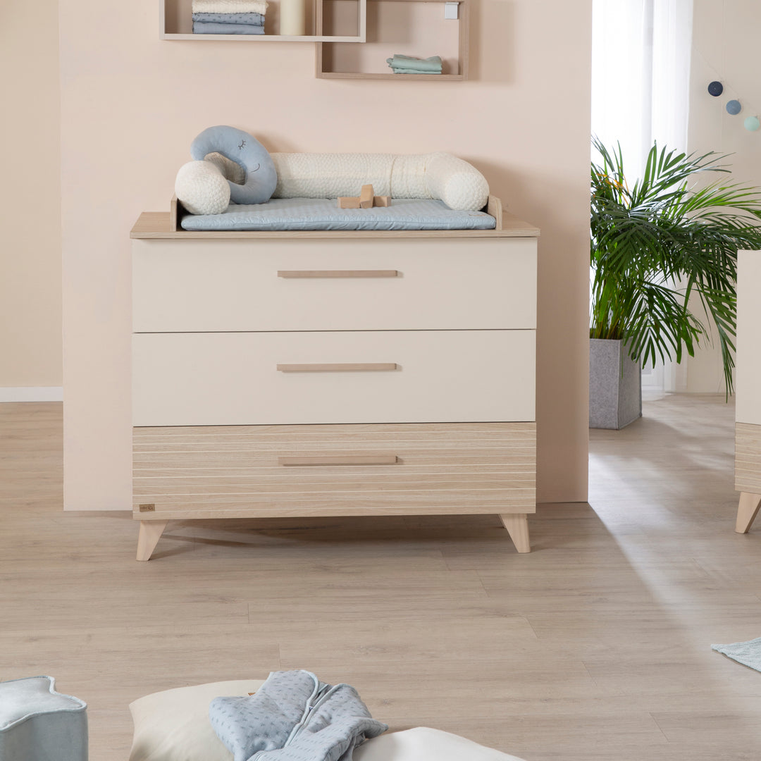 Möbelset 'Sidney' 2-teilig - Kinderbett 70x140 cm + Wickelkommode - Cashmere / Eichen Dekor – Milieubild (7/20)