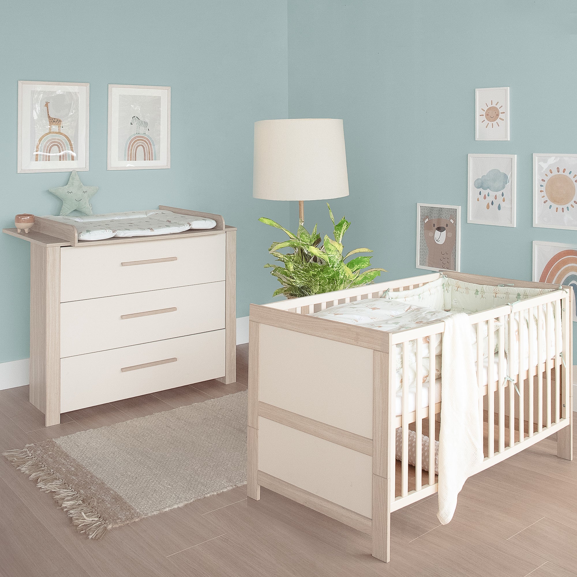 Set de muebles 'Momo' 2piezas - Cama infantil 70x140 + cómoda cambiador - Cashmere / tristan roble – Foto ambientada (1/15)