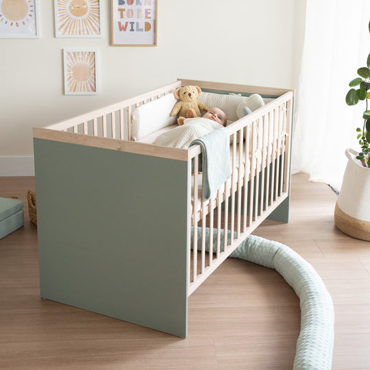 Möbelset 2-teilig 'Selva' - Babybett 70x140 + Wickelkommode - Reed Green / Virginia Chestnut – Milieubild (21/21)