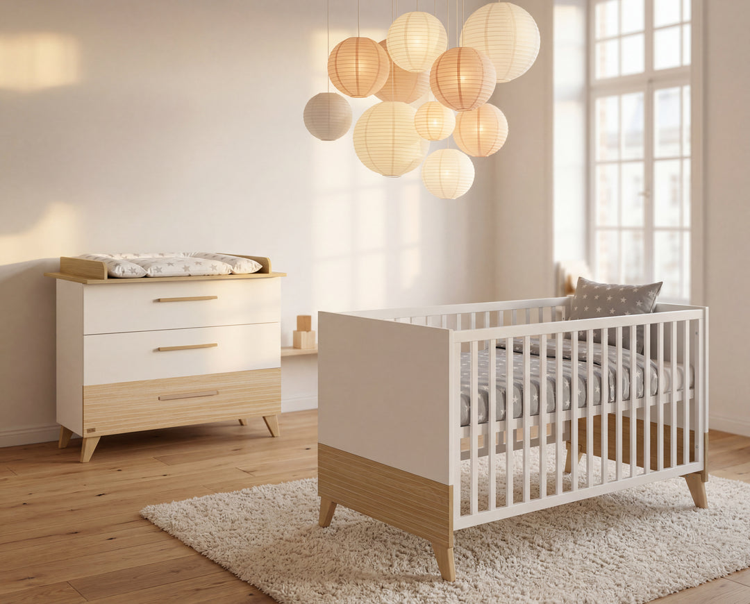 Möbelset 'Theo' 2-teilig - Umbaubares Babybett 70x140 + Wickelkommode - Weiß / Eiche – Milieubild (1/36)
