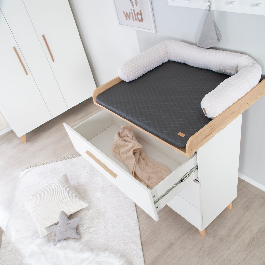 Set mobili 'Leon' 2pezzi - Letto combinato 70x140 cm & cassettiera fasciatoio - Bianco / othello rovere – Foto d'ambiente (8/18)