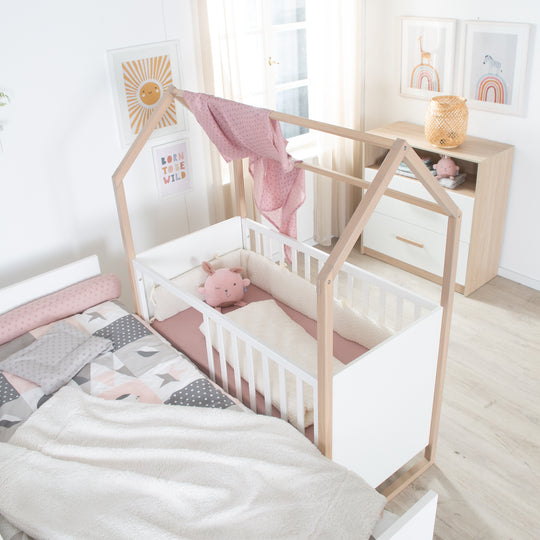 Set cameretta neonati 'Noah' 3pezzi con letto a casetta in 60x120 cm - Bianco / tristan rovere – Foto d'ambiente (19/25)