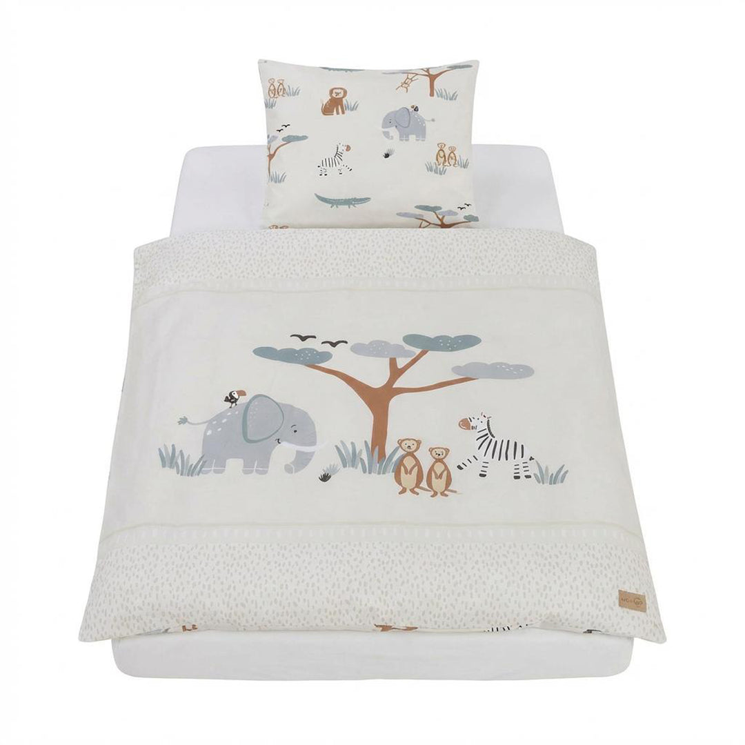 Wiegenbettwäsche "Savanna Friends" 2-teilig, aufgebettet – Kissenbezug mit buntem Tiermuster und Bettdecke mit bestickter Savannen-Szene mit Elefant, Baum, Zebra und Erdmännchen