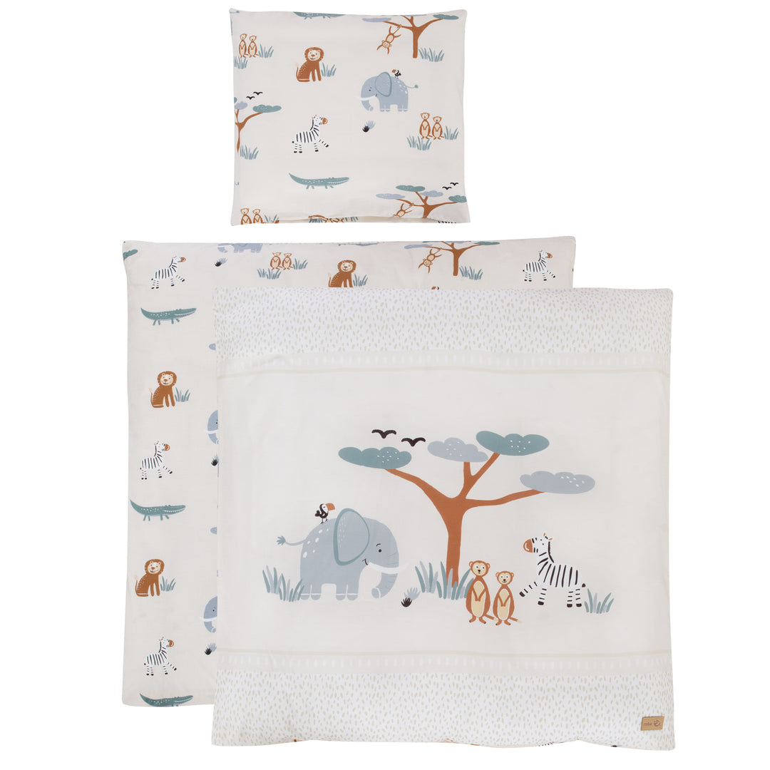 Wiegenbettwäsche "Savanna Friends" 2-teilig, flach ausgebreitet – Kissenbezug mit buntem Allover-Tiermuster und Bettdecke mit bestickter Savannen-Szene mit Elefant, Baum, Zebra und Erdmännchen
