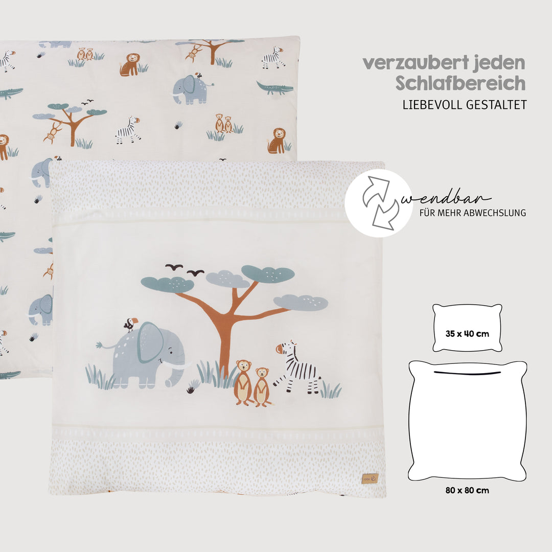 Wiegenbettwäsche "Savanna Friends" mit Hinweisen "verzaubert jeden Schlafbereich", "liebevoll gestaltet" und "wendbar für mehr Abwechslung", Maßangaben Kissenbezug 35 x 40 cm und Bettdecke 80 x 80 cm