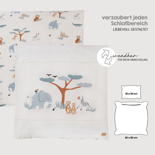 Wiegenbettwäsche "Savanna Friends" mit Hinweisen "verzaubert jeden Schlafbereich", "liebevoll gestaltet" und "wendbar für mehr Abwechslung", Maßangaben Kissenbezug 35 x 40 cm und Bettdecke 80 x 80 cm