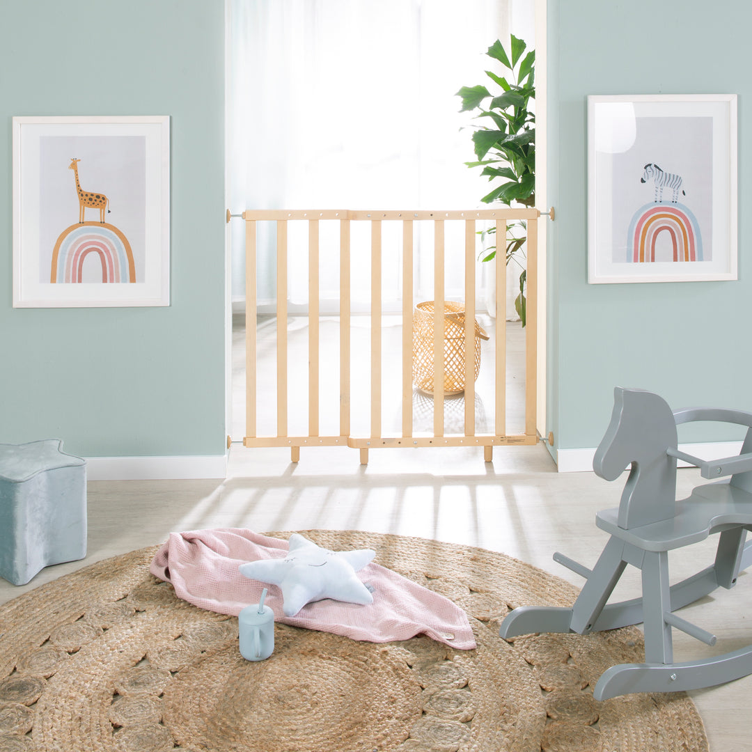 Barrera para puertas para sujeción - Anchura 62 - 105 cm - Barrera para escaleras para niños y mascotas - Natural – Foto ambientada (2/6)
