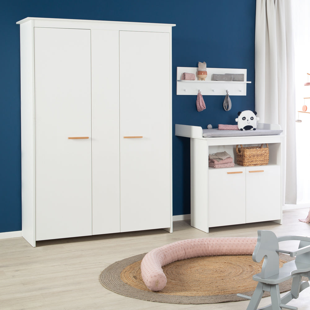Kleiderschrank 'Anton' 2-türig, mit modernen Holzgriffen aus Buche, für Baby- & Kinderzimmer – Milieubild (2/12)