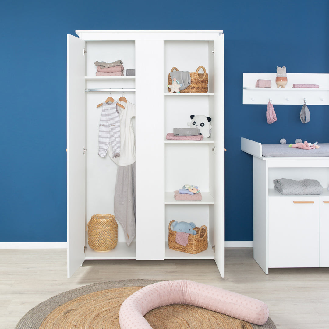 Armario 'Anton' 2puertas, con moderno tiradores de madera de haya, para habitación de bebés y niños – Foto ambientada (9/12)