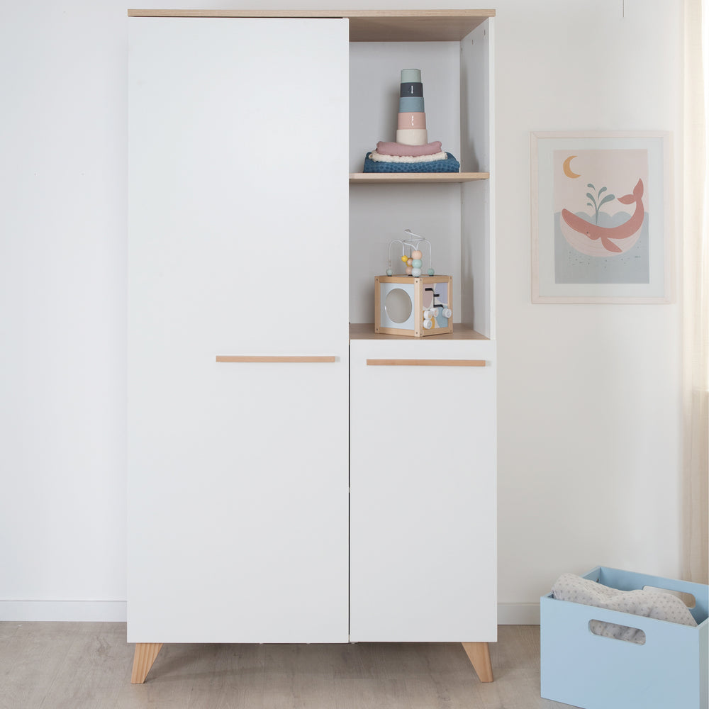 Kinderkleiderschrank 2-türig 'Leon' - Griffe + Füße aus Massivholz - Weiß / Othello Eiche – Milieubild (2/9)