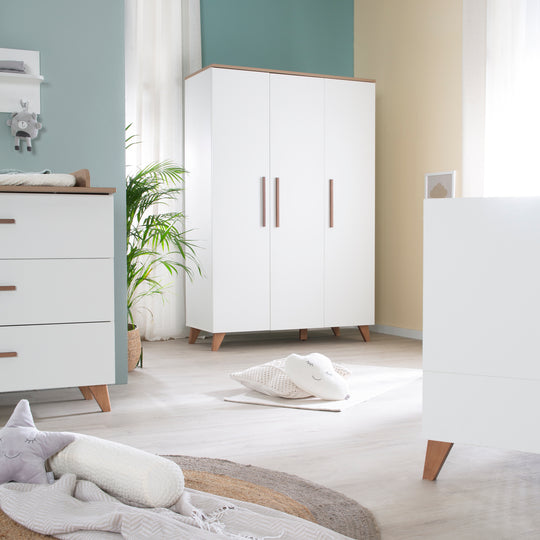 Armadio 'Ole' 3ante con maniglie in legno & piedi - Bianco / decoro rovere – Foto d'ambiente (2/11)