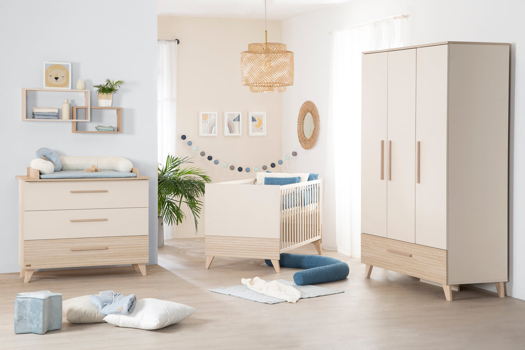 Kinderkleiderschrank 'Sidney' 3-türig - Füße und Griffe aus Massivholz - Cashmere / Dekor Eiche – Milieubild (7/9)