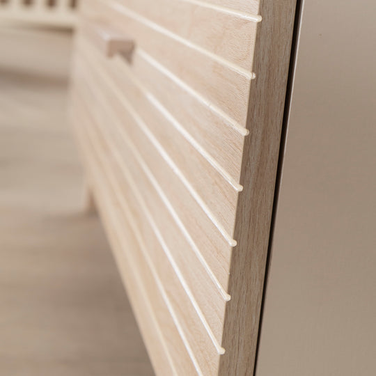 Kinderkleiderschrank 'Sidney' 3-türig - Füße und Griffe aus Massivholz - Cashmere / Dekor Eiche – Detailbild (5/9)