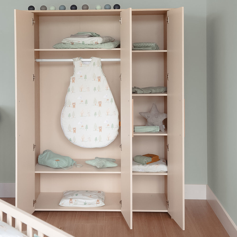 Kinderkleiderschrank 3-türig 'Momo' mit Massivholzgriffen - Cashmere / Tristan Eiche – Milieubild (2/9)