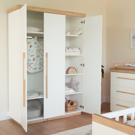 Armario infantil 'Lumo - 3puertas - Soft-close función & tiradores de madera - Blanco / artisan roble – Foto ambientada (2/7)