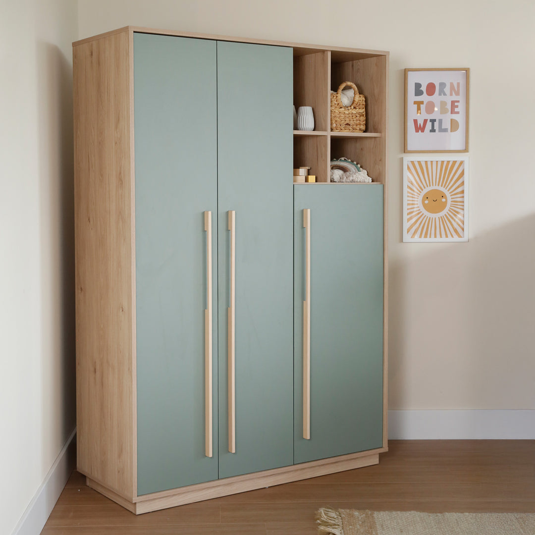 Armadio 'Selva' 3ante con aperto scomparto - Soft-close - Reed green / virginia chestnut – Foto d'ambiente (8/8)