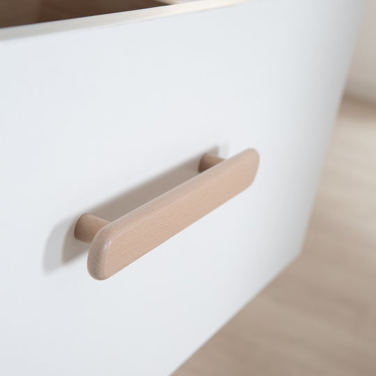 Cassettiera fasciatoio 'Cabane' - Maniglie in legno - Bianco/ rovere – Foto di dettaglio (9/11)