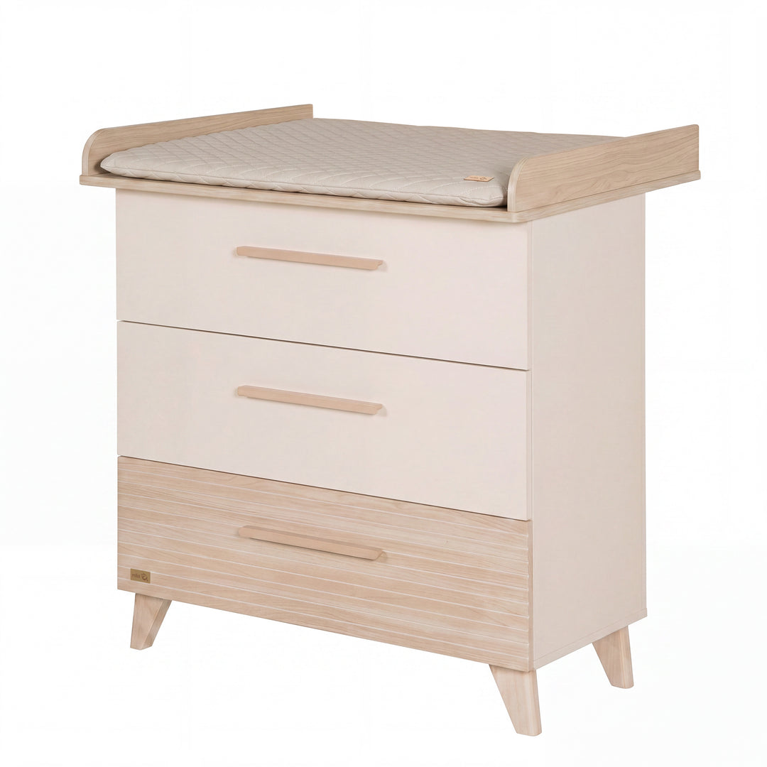 roba Wickelkommode 'Sidney' schmal aus Holz, Beige/Dekor Eiche, mit Wickelaufsatz und Wickelauflage – Freisteller (1/12)