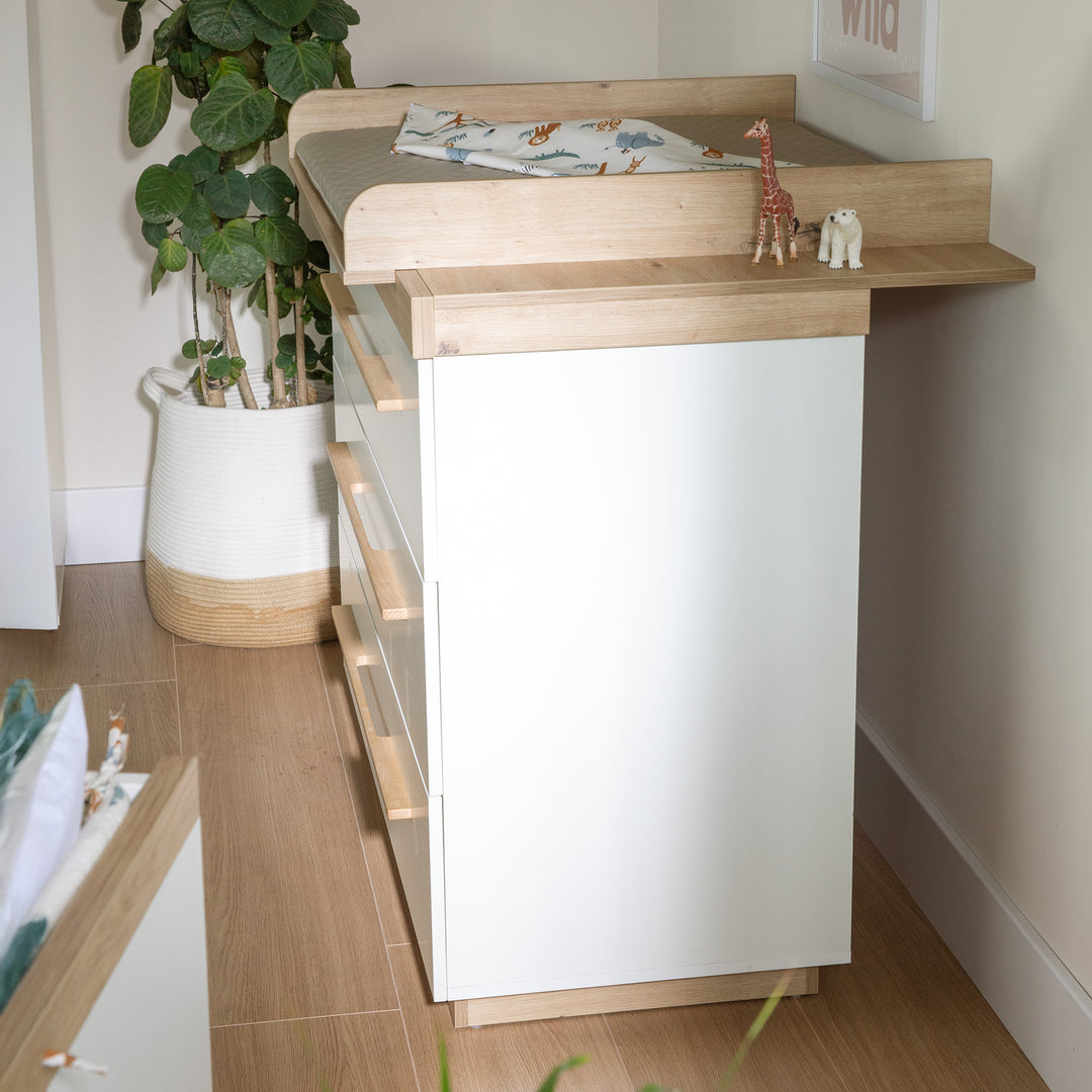 Commode à langer 'Lumo' avec soft-close tiroirs & extension totale - Blanc / artisan chêne – Photo d'ambiance (4/11)