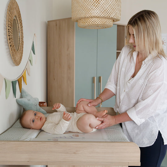 Baby Dresser 'Selva' 3-Door - Open Compartments & Soft-Close - Reed Green / Virginia Chestnut – Lifestyle Image (10/11)