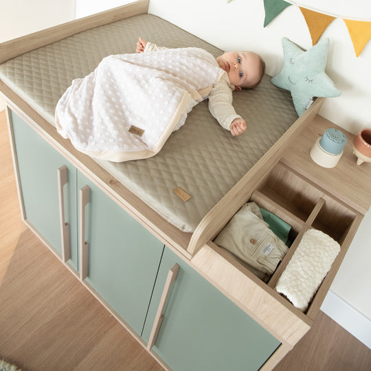 Baby Dresser 'Selva' 3-Door - Open Compartments & Soft-Close - Reed Green / Virginia Chestnut – Lifestyle Image (9/11)