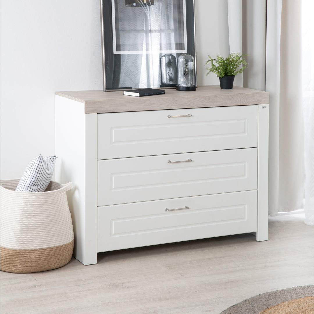 Cassettiera 'Felicia' con 3 cassetti - Maniglie in metallo - Bianco / decoro legno – Foto d'ambiente (2/7)