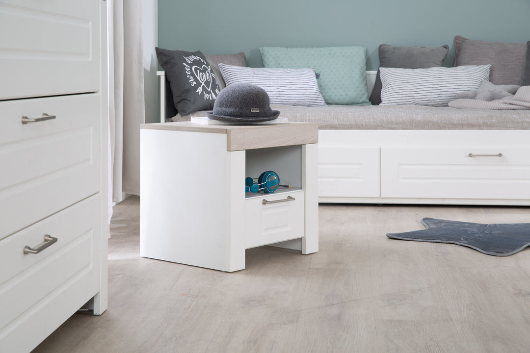 Comodino 'Felicia' con cassetto & aperto scomparto - Bianco / luna elm – Foto d'ambiente (2/5)