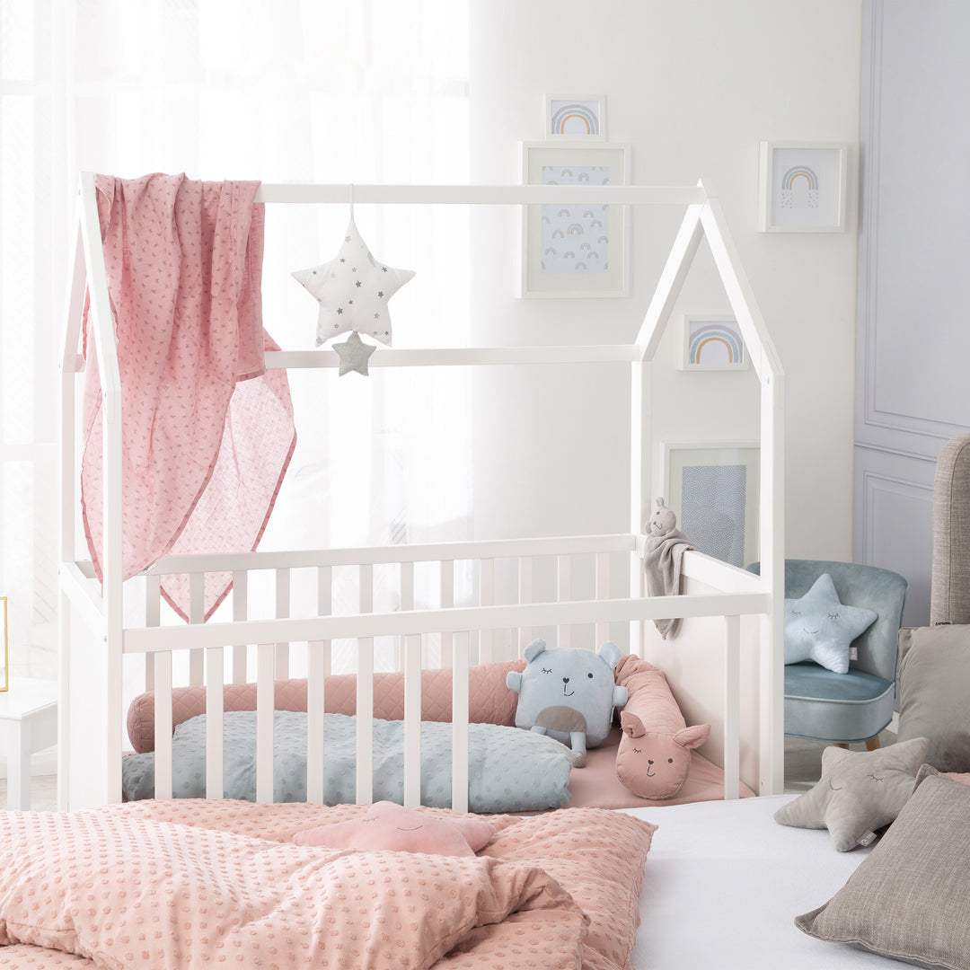 Letto a casetta 60 x 120 cm, certificato FSC, bianco, 6posizioni regolabile, come lettino da co-sleeping adatto – Foto d'ambiente (6/17)